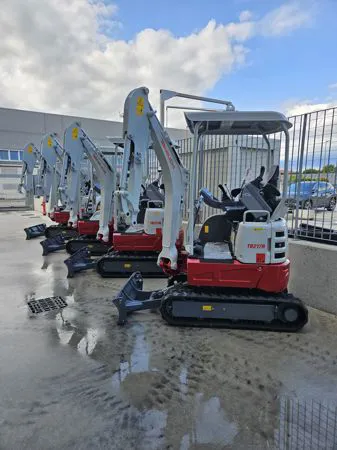 MINIESCAVATORI TAKEUCHI